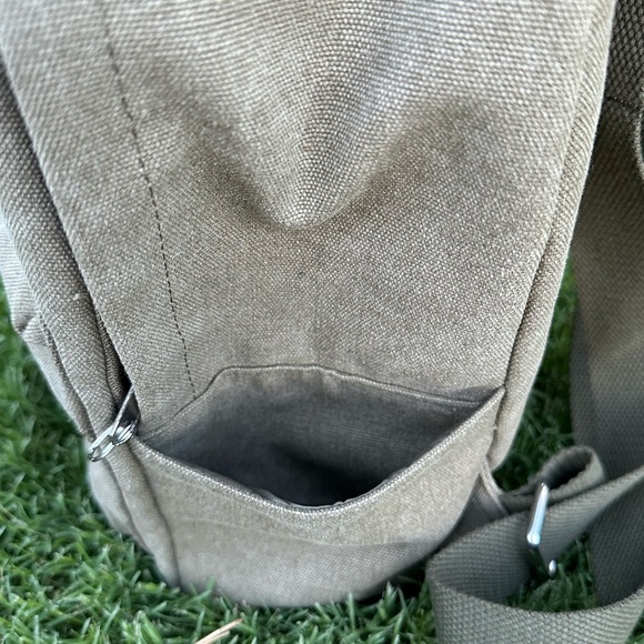 Moth olive / army green medium backpack - Picture 4 of 6